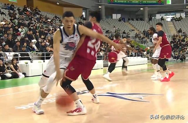 李悦洲登场9分钟4犯规惹争议 媒体人：在一队得虚心一点 光耍帅不行